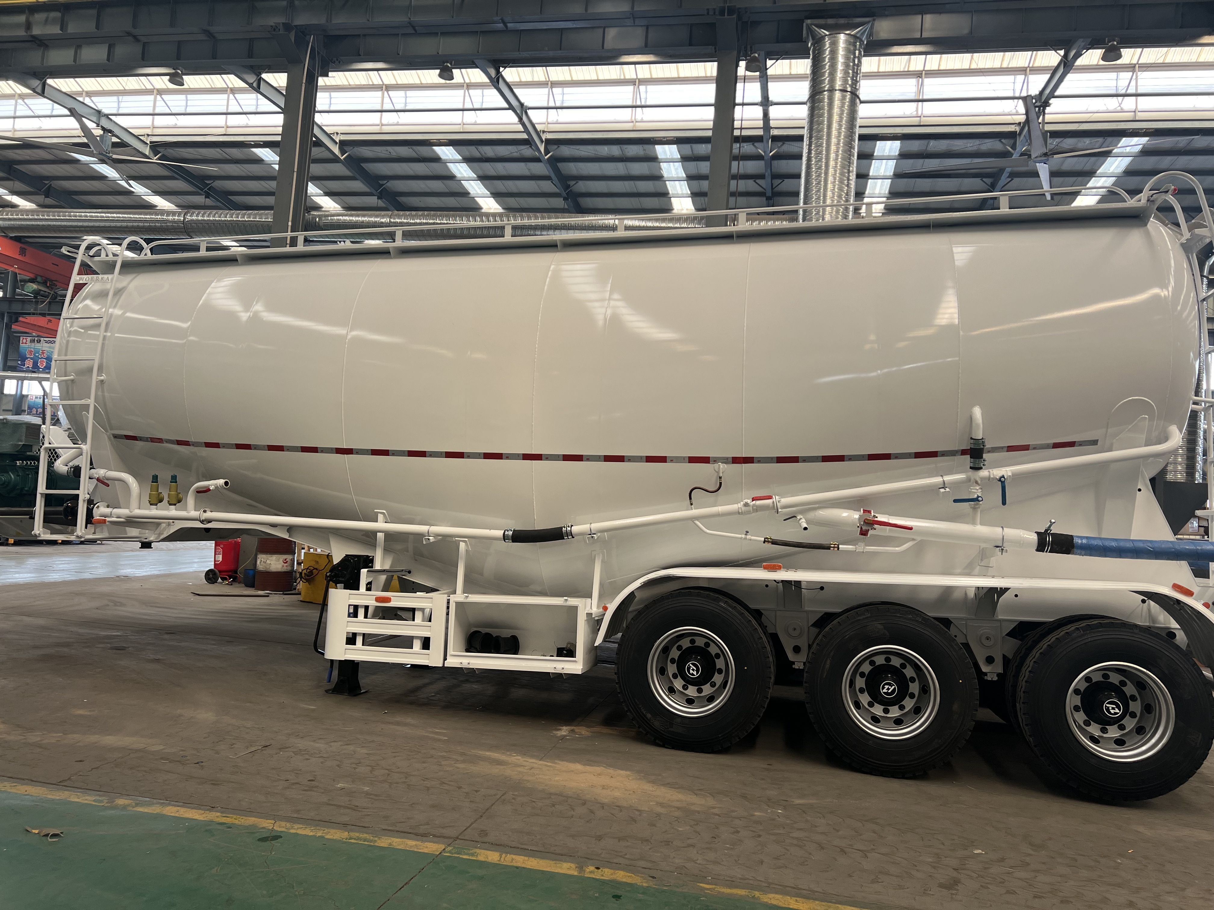 Грузовики Derun Cement Tanker, отправленные в Замбию, повышая местную транспортную инфраструктуру