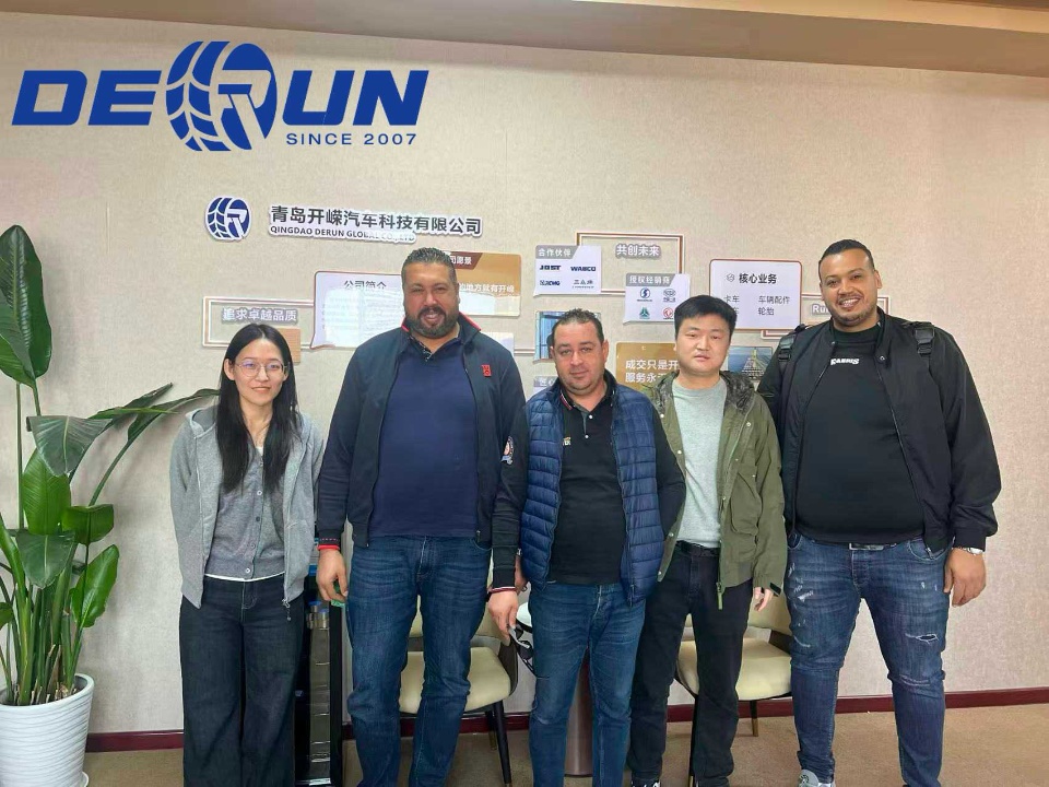 Клиент из Алжира посетил автомобиль Shandong Derun Клиент из Алжира посетил автомобиль Shandong Derun