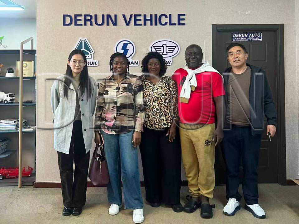 Клиенты из Габона посетили Derun Auto и приобрели пять грузовиков